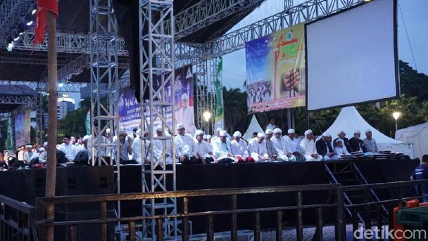 Munajat 212 di Monas