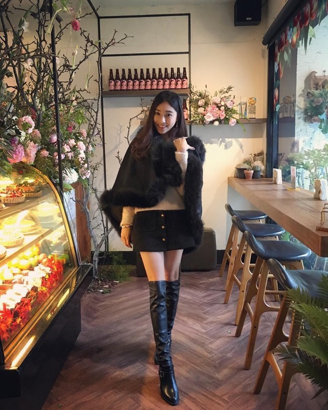 Gaya busana lulusan hukum di Universitas Budaya China di Taipei yang minimalis ini pun jadi pupuler di kalangan mahasiswanya. Foto: Instagram @jhiawen.cheng