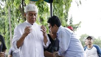 Salah satunya adalah Krisna yang tampak hadir dan memberikan doa untuk mendiang sahabatnya. Pool/Palevi S/detikFoto.