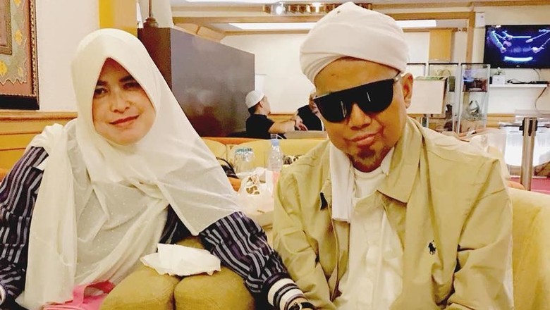Foto: Ustaz Arifin Ilham kembali terbang ke Malaysia (Instagram Alvin) Foto: Ustaz Arifin Ilham kembali terbang ke Malaysia (Instagram Alvin)