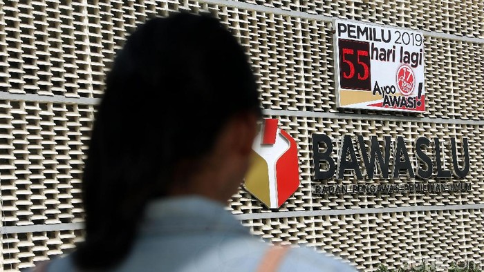 Layar digital hitung mundur dipasang di depan kantor Bawaslu Jakarta. Hal ini untuk menggaungkan perhelatan Pemilu 2019, 17 April 2019 mendatang.