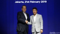 Chairul Tanjung, pemilik Transmedia dan Lee Soo Man, pemilik SM Enntertainment saat ditemui di Grand Hyatt Ballroom, Thamrin, Jakarta Pusat pada Kamis (21/2).