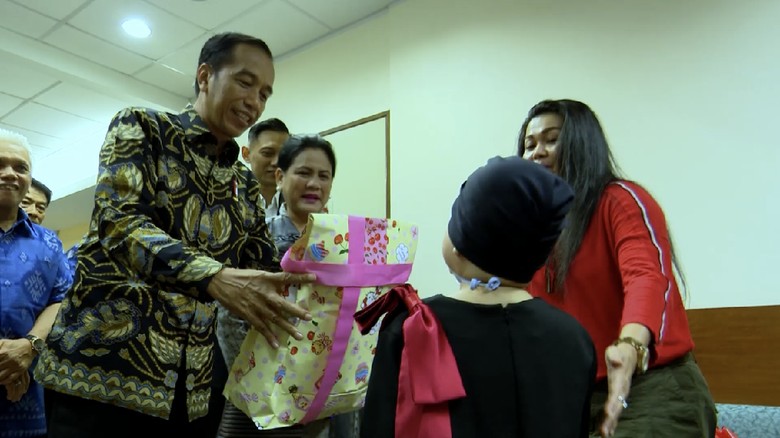 Bertemu Putri Denada, Jokowi Janji Ajak Main ke Istana Bogor Bertemu Putri Denada, Jokowi Janji Ajak Main ke Istana Bogor