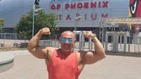 Pamer otot di depan stadium University of Phoenik, Amerika Serikat. (master_roshi_real_life/Instagram)