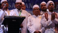 Ketum GNPF-U Yusuf Martak dan Presiden PKS Sohibul Iman juga hadir dalam acara tersebut.