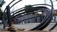 Di beberapa titik nampak trotoaryang  berantakan dengan adanya lubang bekas galian kabel. Bahkan, kabel-kabel itu pun masih berserakan sehingga mengganggu kenyamanan dan ketertiban.