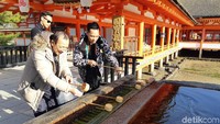 Sebelum masuk, biasanya orang-orang yang mau berdoa di sini akan membasuh tangan seperti wudhu. Caranya pun tak boleh asal. (Bonauli/detikTravel)