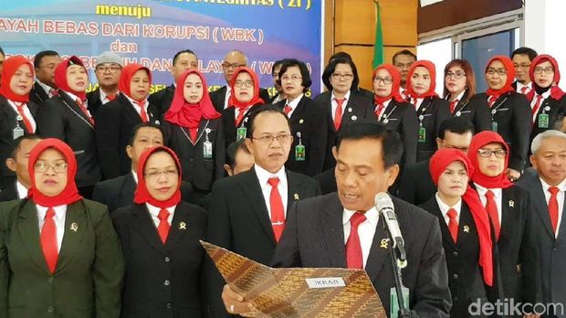  Hakim Pengadilan Negeri Jakarta Selatan mengikrarkan zona integritas di  lingkungan PN Jaksel.
