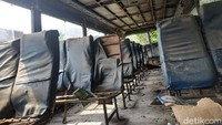 Namun, kini di masa purnatugas, bus tua yang sempat mengantarkan masyarakat untuk beraktivitas akan dihabiskan untuk revitalisasi. Seperti yang diungkapkan Kirman, penanggung jawab Depo Pool PPD yang sudah mengabdi selama 28 tahun. Foto: Ridwan Arifin