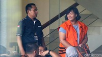 Murni Elieser menjalani pemeriksaan dengan mengenakan rompi tahanan KPK.