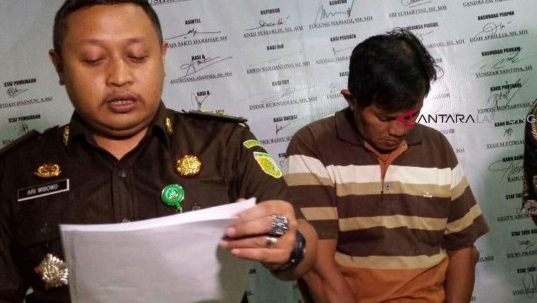 Hap! Jaksa Tangkap Koruptor Marzuki Saat Sedang Beli Makanan Hap! Jaksa Tangkap Koruptor Marzuki Saat Sedang Beli Makanan