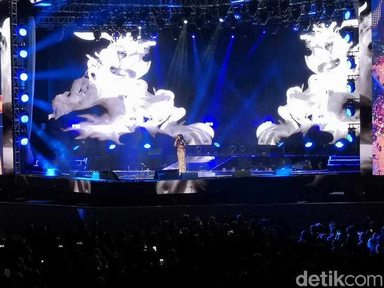 Siti Nurhaliza Hangatkan Konsernya dengan Akustik Bukan Cinta Biasa Siti Nurhaliza Hangatkan Konsernya dengan Akustik Bukan Cinta Biasa