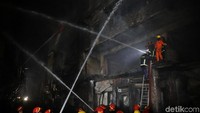 Operasi penyelamatan masih terus berlangsung. REUTERS/Mohammad Ponir Hossain.