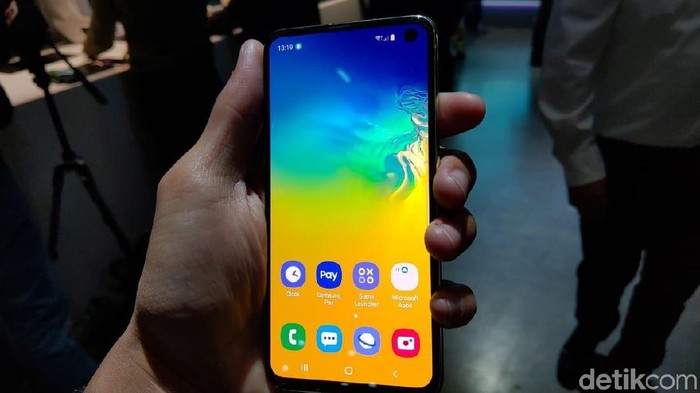 Apa makna huruf e di belakang Samsung Galaxy S10e? (Foto: Muhamad Imron Rosyadi/detikINET) Apa makna huruf e di belakang Samsung Galaxy S10e? (Foto: Muhamad Imron Rosyadi/detikINET)