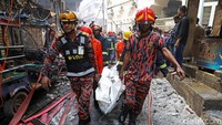 Petugas pemadam kebakaran memberikan informasi beragam mengenai jumlah korban tewas, mulai dari 45 hingga 69 orang. 