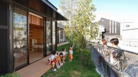 Ruang kelas sekolah ini pun memiliki taman untuk para siswanya belajar mengenal tanaman. Selain itu, sekolah didirikan memang untuk menanamkan kepada para siswanya untuk menjaga dan melestarikan lingkungan. Istimewa/Dok. Boredpanda.