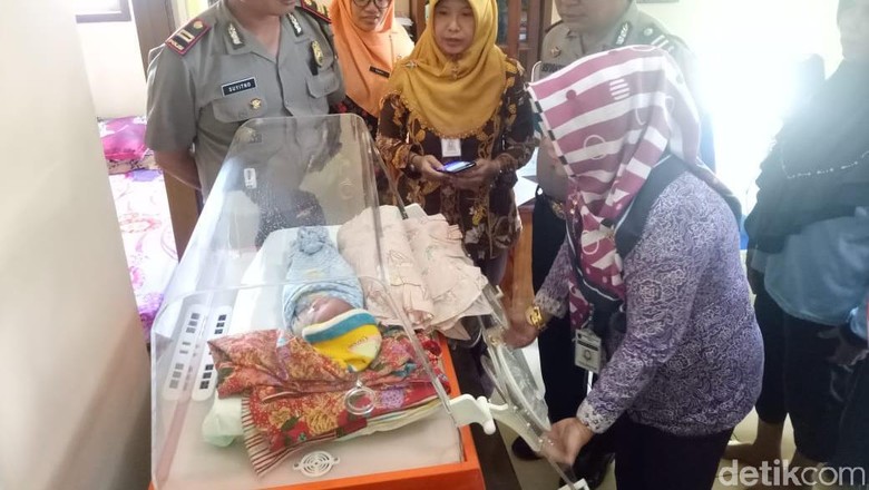 Jahat! Ada yang Buang Bayi Ditinggal di Jok Motor Jahat! Ada yang Buang Bayi Ditinggal di Jok Motor