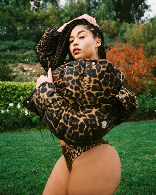 Jordyn menunjukkan sisi liarnya dengan mini set dan jaket bermotif leopard. (Foto: Instagram/@jordynwoods)