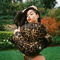 Jordyn menunjukkan sisi liarnya dengan mini set dan jaket bermotif leopard. (Foto: Instagram/@jordynwoods)