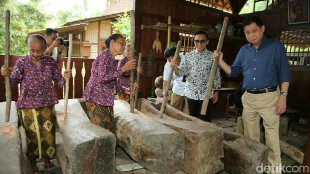 Jonan juga sempat menumbuk biji kopi (ARdian/detikTravel)