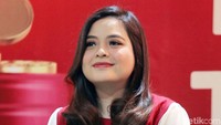 Tasya mengajak masyrakat untuk memilah-milah sampah rumah tangga di acara tersebut. Pool/Ismail/detikFoto.