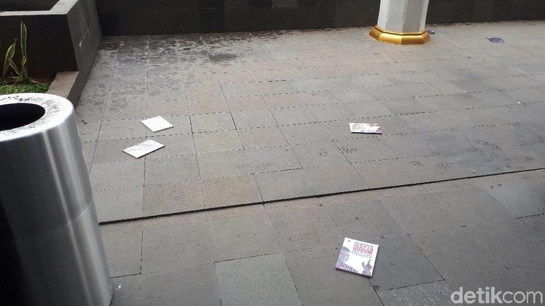 Gedung KPK Dilempari Buku Tulisan Rohadi PNS Tajir Gedung KPK Dilempari Buku Tulisan Rohadi PNS Tajir