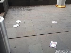 Gedung KPK Dilempari Buku Tulisan Rohadi PNS Tajir