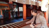 Di seberang altar penghilang nasib buruk ada pula tempat persembahan. Di sini, masyarakat maupun wisatawan bisa melemparkan koin dan berdoa untuk keberuntungan. (Bonauli/detikTravel)