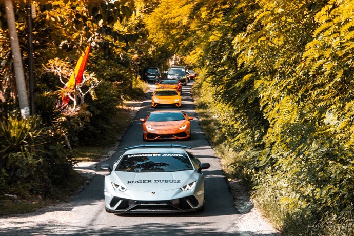 Komunitas Mobil Mewah Lamborghini Plesiran di Bali