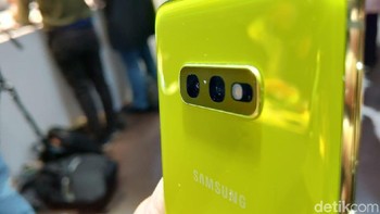 Bagian belakangnya terdapat kamera ganda berukuran 12 MP dan 16 MP.  Foto: Muhamad Imron Rosyadi/detikINET