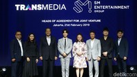 Transmedia menjalin kerjasama dengan SM Entertainment untuk mengangkat artis Indonesia ke pentas Internasional.