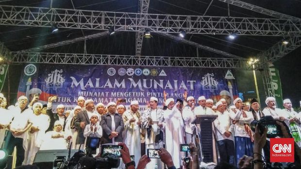 Panggung Malam Munajat 212 yang diisi oleh sejumlah ulama dan tokoh politik.