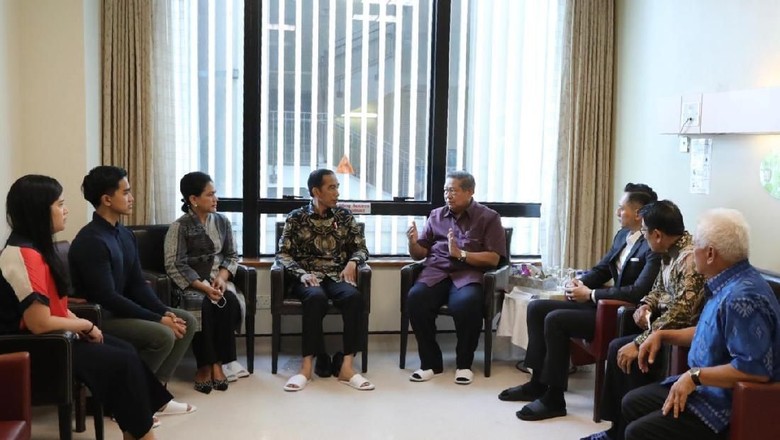 Kaesang Temani Jokowi Jenguk Ani Yudhoyono di Singapura Kaesang Temani Jokowi Jenguk Ani Yudhoyono di Singapura