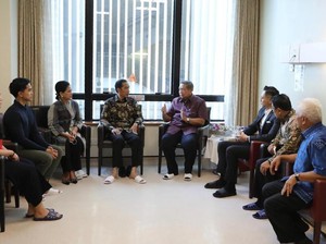 Kaesang Temani Jokowi Jenguk Ani Yudhoyono di Singapura