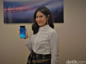 Bisa Bantu Kerjakan PR, Dian Sastro Pilih Samsung Galaxy S10+