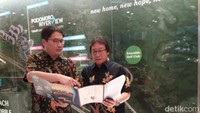 . Asst. Vice President Marketing Podomoro Golf View, Alvin Andronicus (kanan) bersama Head of Adv & Promotion Podomoro Golf View, Gerardus Wijaya P (kiri) berbincang-bincang usai menggelar kegiatan media luncheon di Marketing Lounge Podomoro Golf View Cimanggis, Bogor, Selasa (19/2/2019). Istimewa