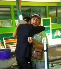 Lulus Sidang Skripsi, Pria Ini Cari Sang Ayah yang Sedang Jualan Siomay