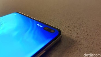 Sedangkan di bagian depan kamera selfie-nya 10MP + 8 MP. Foto: Muhamad Imron Rosyadi/detikINET