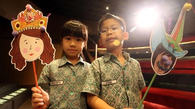 Puluhan Siswa SD Diajari Mewarnai Topeng Kertas