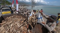 Sejumlah polisi membersihkan sampah di sekitar Pantai Talise, Palu, Sulawesi Tengah. Antara Foto/Basri Marzuki.