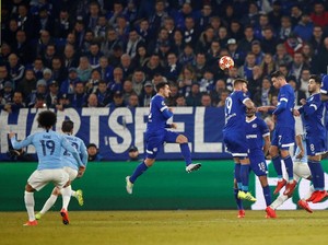Schalke 04 Vs Manchester City, Bak Spiderman Lawan Thanos