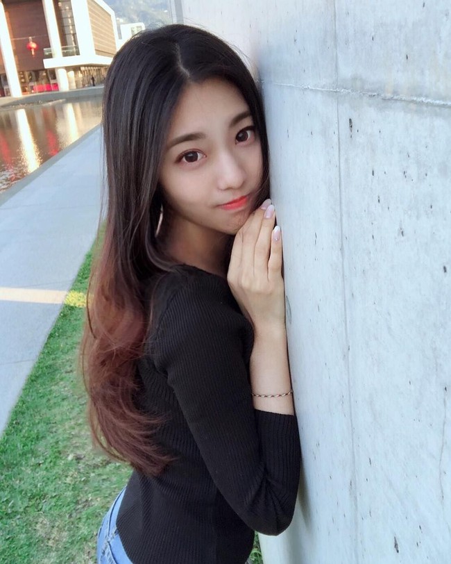 Wanita berusia 28 tahun ini mengajar ekonomi berbasis kekayaan intelektual di Universitas Sains dan Teknologi Chien Hsin di Taoyuan, Taiwan. Foto: Instagram @jhiawen.cheng