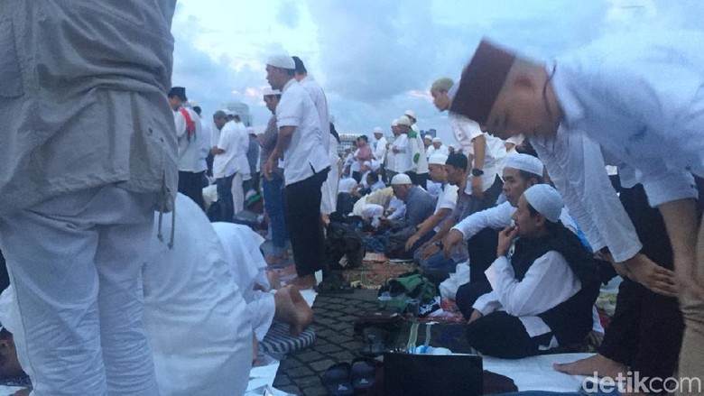 Peserta Munajat 212 Salat Magrib Berjemaah di Monas Peserta Munajat 212 Salat Magrib Berjemaah di Monas