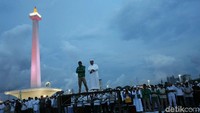Peserta munajat dan zikir 212 menunaikan salat magrib berjemaah di Monas. 