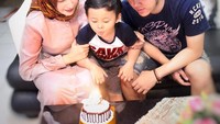 Rayakan ulang tahun sang putra, Angel dan Richie kompak berikan kejutan manis dengan membawa kue bernuansa putih cokelat. Foto: Instagram @angelqulbiah