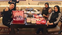 Terbukti nih, kalau hidangan suki dengan aneka tambahan dan kuah hotpot panas jadi menu yang paling disukai Angel dan keluarga. Foto: Instagram @angelqulbiah