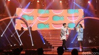 Ia pun berduet dengan Rizky Febian membawakan lagu Sweet Talk. Pool/Ismail/detikFoto.