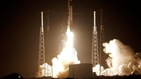 Roket SpaceX Falcon 9 meluncur membawa pesawat ruang angkasa pertama Israel yang dirancang untuk mendarat di bulan. REUTERS/Joe Skipper.