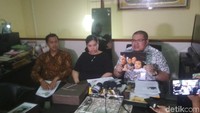 Bella Luna menikah dengan Nana belum lama ini. Namun ternyata pria tersebut masih memiliki istri. Sang istri pun kecewa dan membawa bukti-bukti pernikahannya.  Foto: Istri sah suami Bella Luna jumpa pers / Hanif H