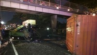 Tabrakan beruntun membuat kaca mobil pecah dan berserakan di jalan raya. Istimewa/Kanit PJR Tol Jatim II.